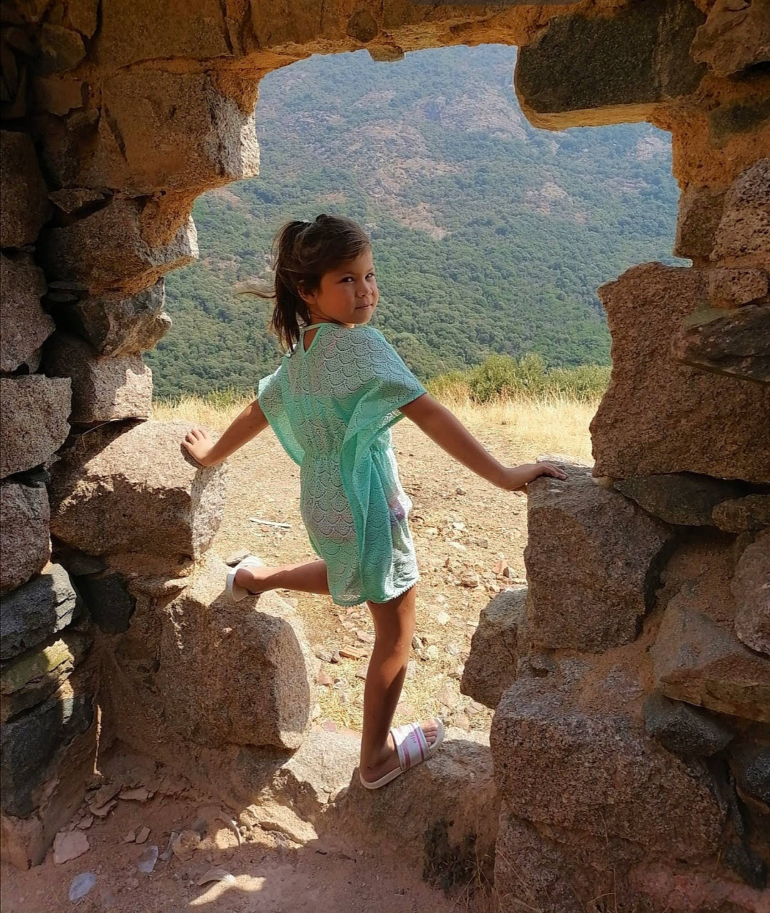 Ilona a rejoint le concours — aidez-le/la à gagner de superbes lots ! azure, bedrock, formation, fun, geology, happy, human, landscape, leaf, leisure, nature, people_in_nature, person, shorts, standing, summer, sunlight, tints_and_shades, travel, tree