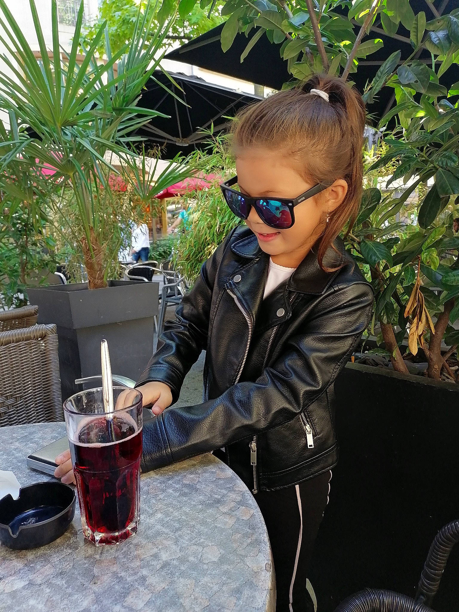 Ilona participe au concours pour gagner de l'argent avec cette photo : alcoholic_beverage, arecales, barware, cocktail, drink, drinkware, eyewear, flowerpot, glass, goggles, grass, houseplant, leisure, manhattan, person, plant, sunglasses, tableware, terrestrial_plant, toddler