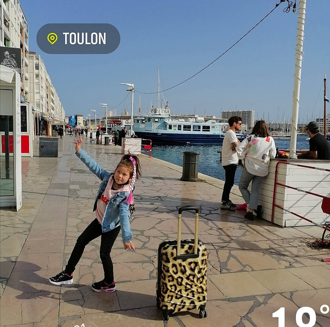 Ilona a rejoint le concours — aidez-le/la à gagner de superbes lots ! bag, boardwalk, building, city, dock, infrastructure, leisure, luggage_and_bags, mode_of_transport, person, photograph, recreation, road_surface, sky, snapshot, street_fashion, travel, walkway, water, watercraft