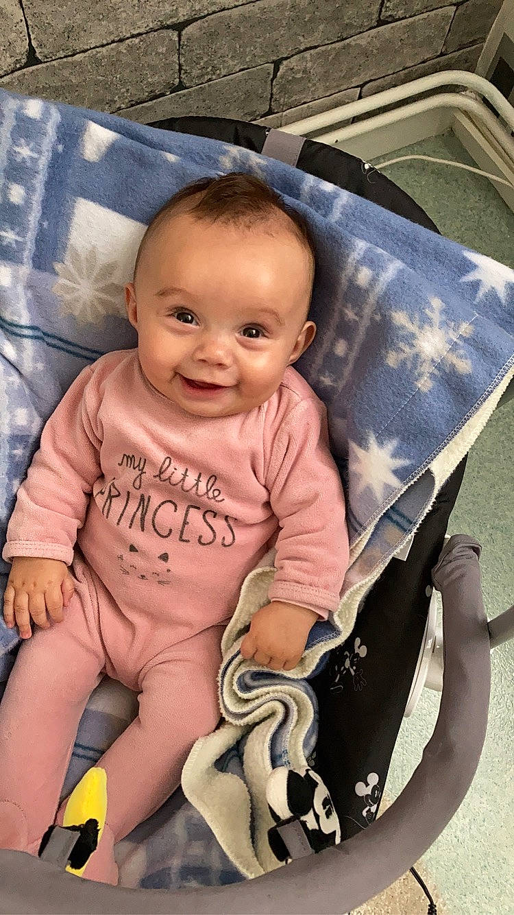 Layanna a rejoint le concours — aidez-le/la à gagner de superbes lots ! baby, baby_carriage, baby_in_car_seat, baby_products, baby_toddler_clothing, car_seat, child, joy, person, product, sitting, skin, smile, toddler