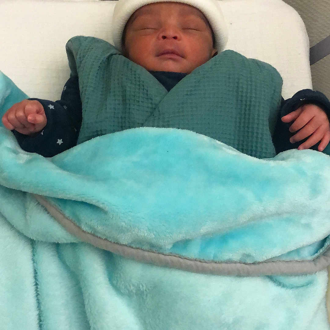 Ben-Yamine participe au concours pour gagner de l'argent avec cette photo : architecture, baby, bed, blanket, building, clothing, cradle, cushion, face, furniture, glove, hat, head, homedecor, hospital, newborn, person, photography, portrait, sleeping