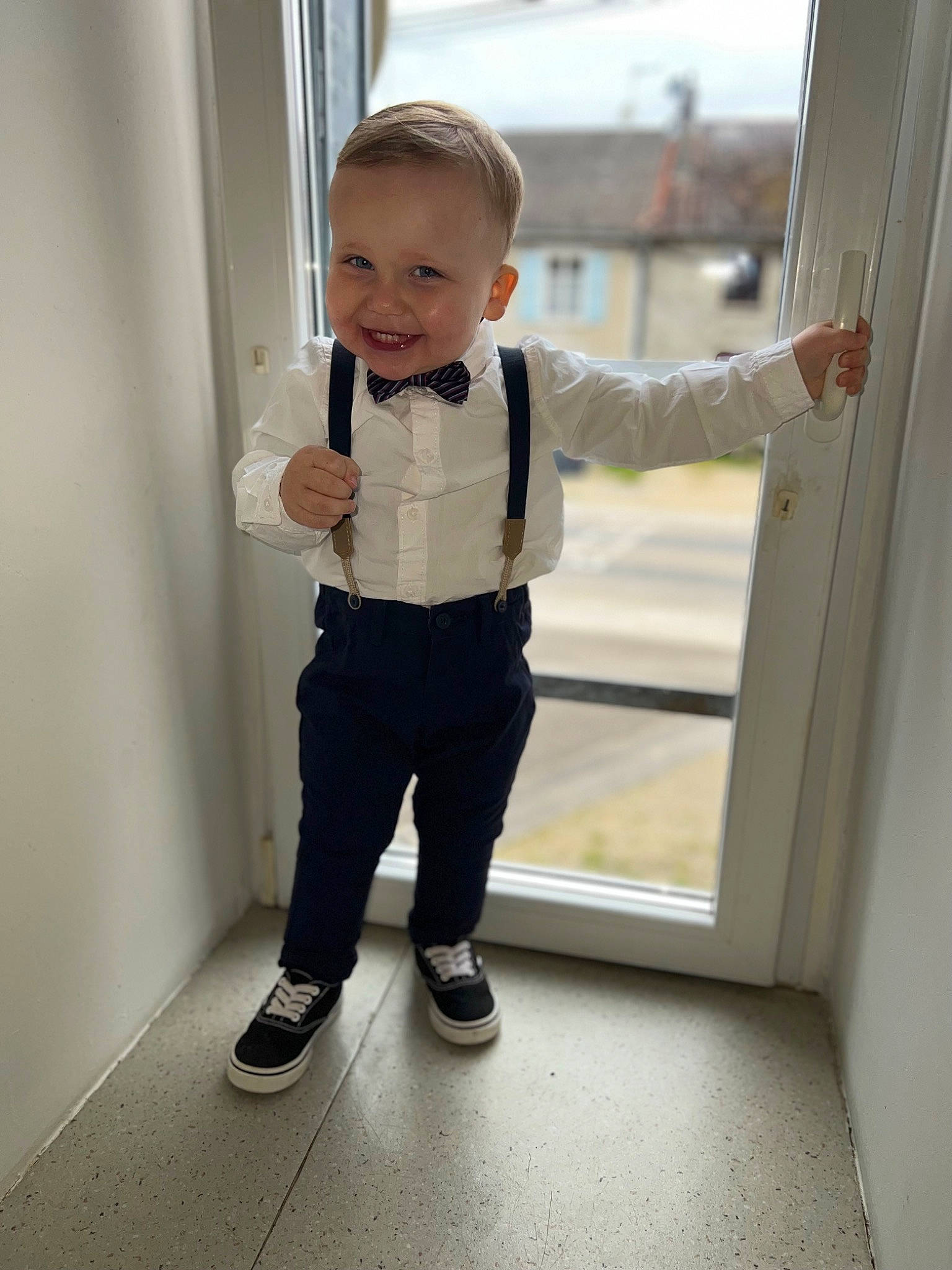 Lyam participe au concours pour gagner de l'argent avec cette photo : baby, baby_toddler_clothing, child, door, dress_shirt, face, flooring, formal_wear, fun, gesture, happy, joy, leg, person, room, sleeve, smile, stairs, standing, suit