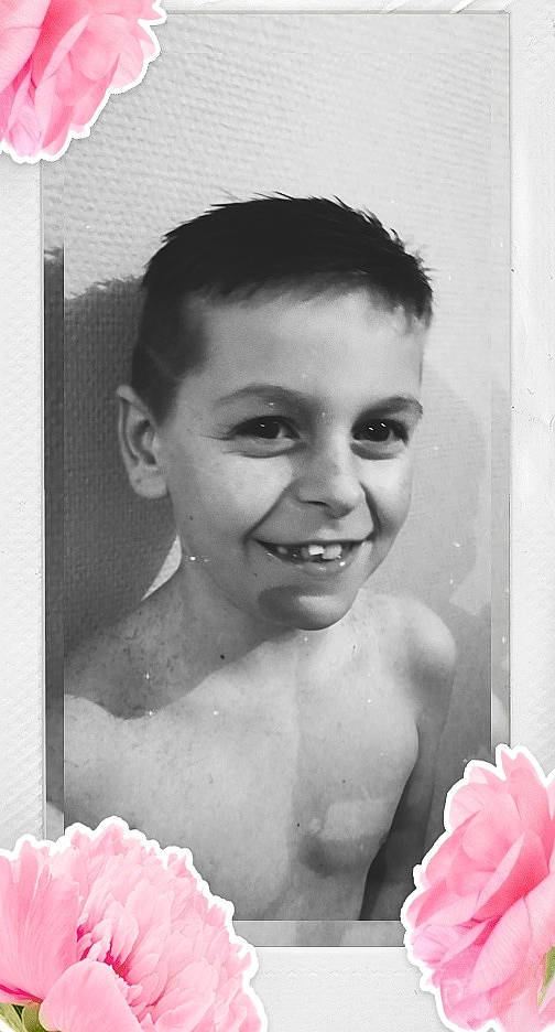 Esthebann participe au concours pour gagner de l'argent avec cette photo : bathing, bathroom, cheek, chest, ear, eyebrow, forehead, hairstyle, jaw, joy, lip, muscle, organ, person, petal, pink, rose_family, style, tooth