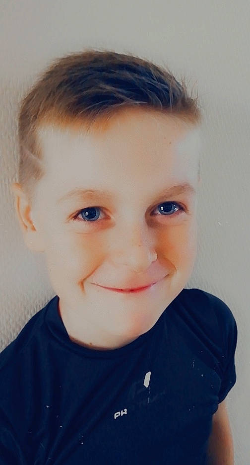 Esthebann participe au concours pour gagner de l'argent avec cette photo : cheek, child, chin, ear, eye, eyebrow, facial_expression, forehead, hair, hairstyle, happy, head, iris, jaw, joy, lip, mammal, person, skin, sleeve