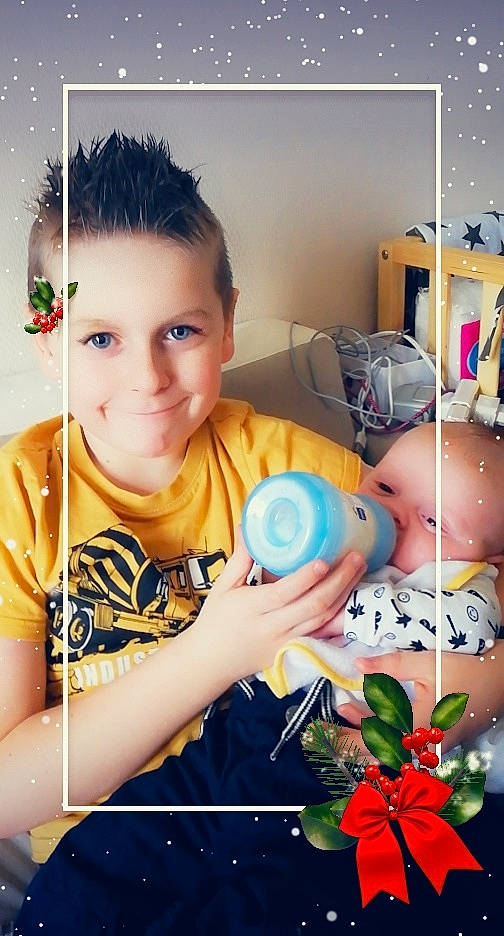 Esthebann a rejoint le concours — aidez-le/la à gagner de superbes lots ! anthurium, box, lamp, person, petal, t_shirt, toy