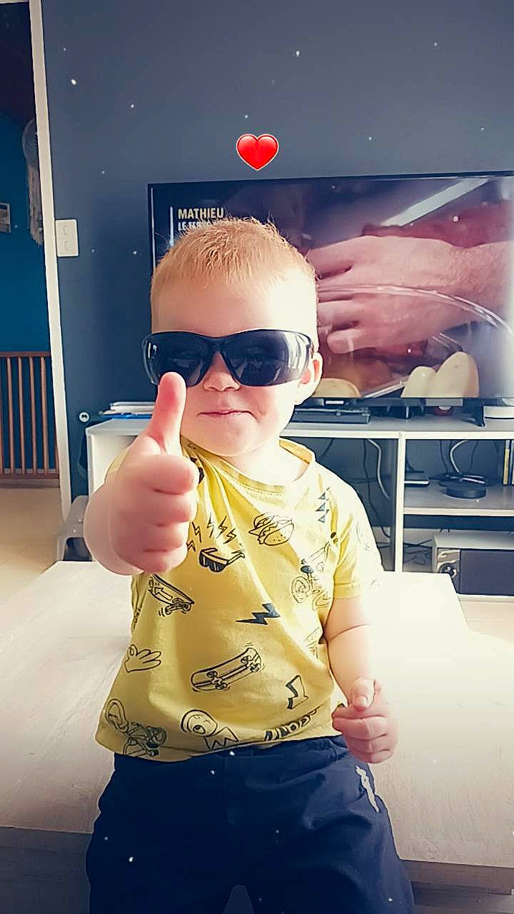 Kaydenn participe au concours pour gagner de l'argent avec cette photo : belt, child, cool, entertainment, eyewear, fashion_accessory, fun, gesture, glasses, goggles, happy, person, personal_protective_equipment, photo_caption, sleeve, sunglasses, t_shirt, thumb, toddler, vacation
