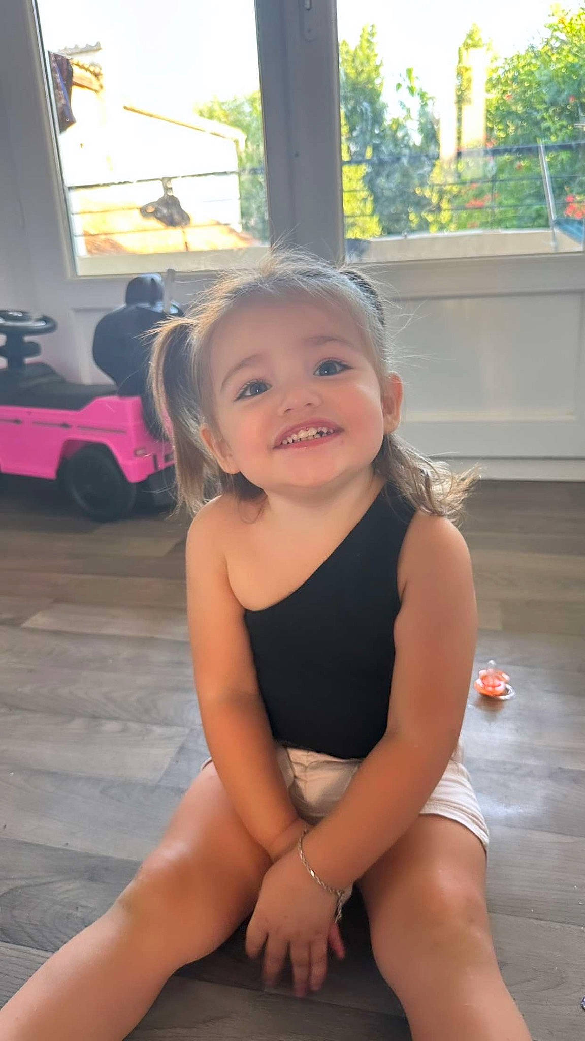 Séréna a rejoint le concours — aidez-le/la à gagner de superbes lots ! chest, dress, eye, finger, flooring, foot, fun, happy, human_leg, joy, knee, leisure, person, public_space, skin, smile, standing, thigh, thumb, tire