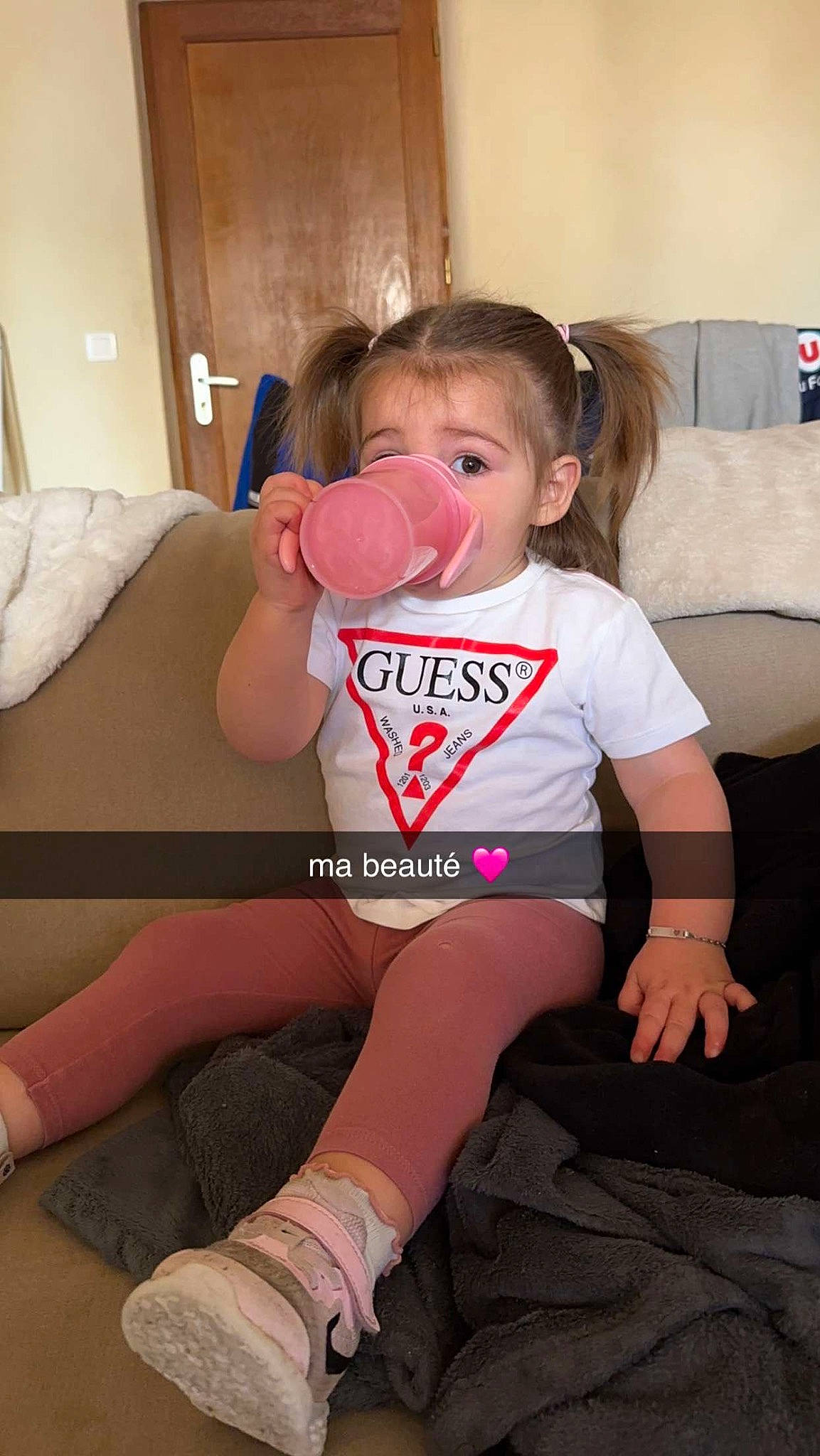 Séréna a rejoint le concours — aidez-le/la à gagner de superbes lots ! abdomen, baby, baby_toddler_clothing, chest, comfort, drinkware, human_leg, joint, knee, lap, leg, mouth, muscle, neck, person, shoulder, skin, sock, sportswear, thigh