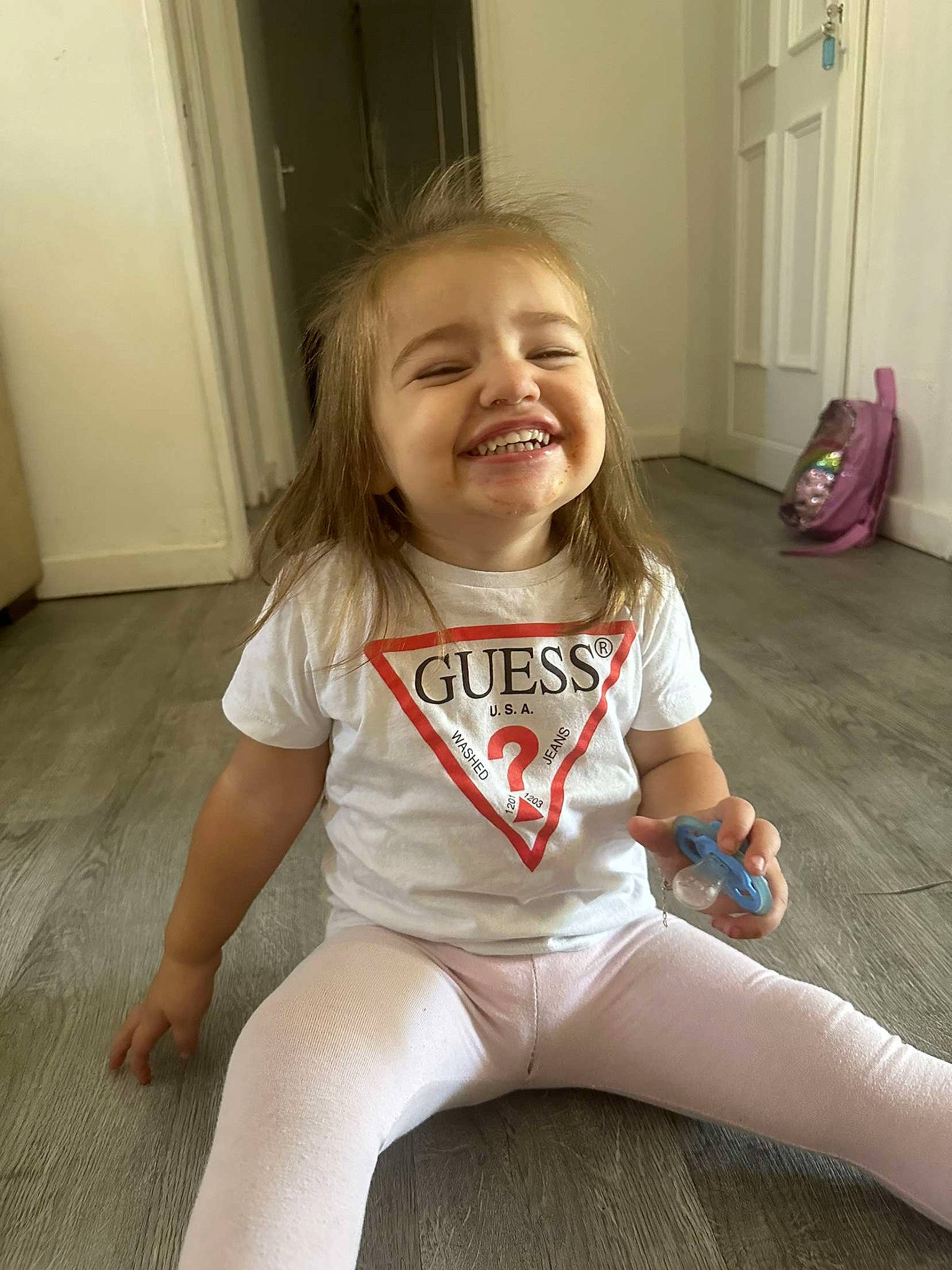 Séréna participe au concours pour gagner de l'argent avec cette photo : baby_toddler_clothing, child, door, eye, floor, flooring, fun, happy, human_leg, joint, joy, knee, leg, person, shoulder, skin, sleeve, smile, standing, thigh