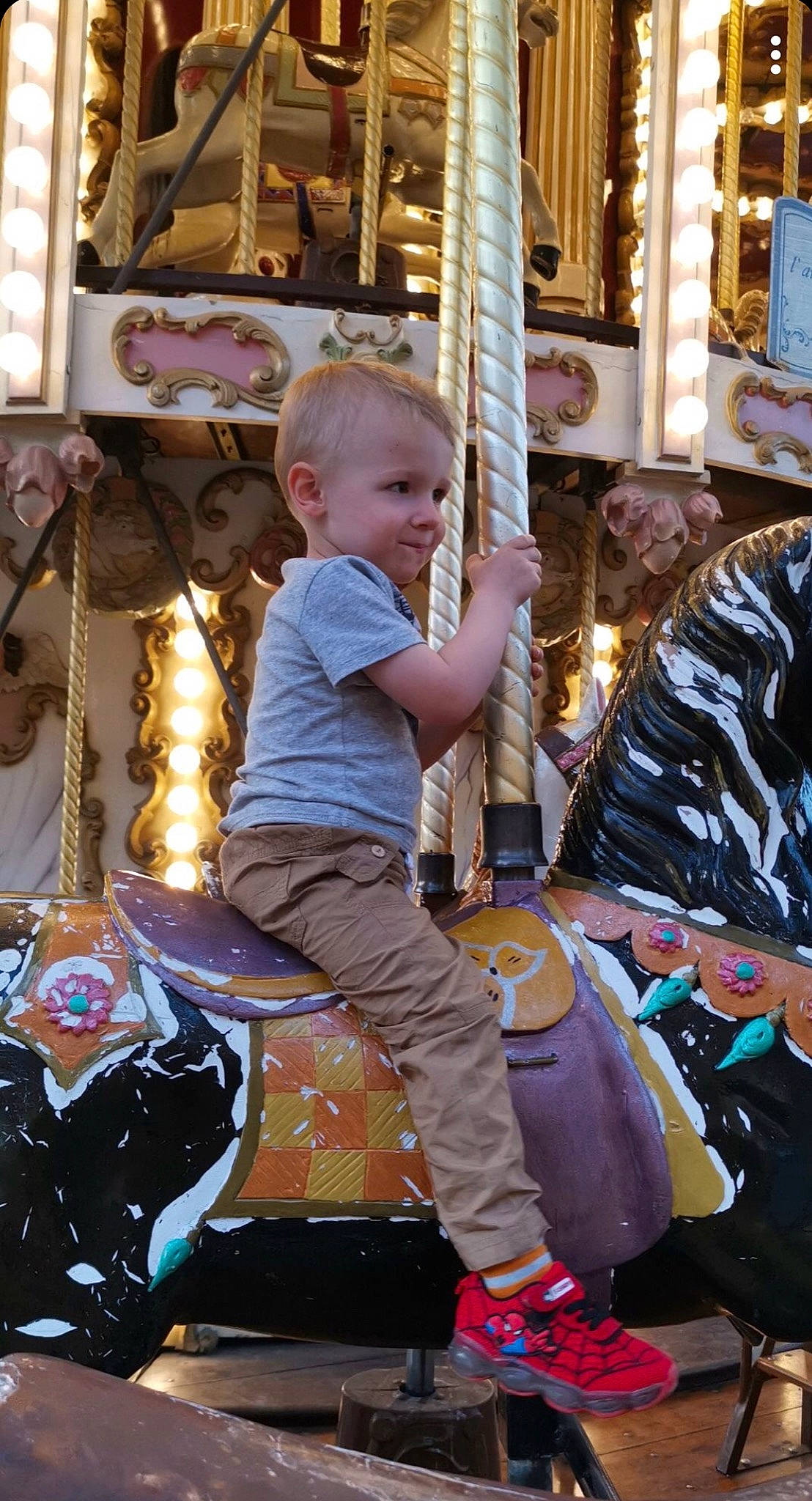 Timaë a rejoint le concours — aidez-le/la à gagner de superbes lots ! amusement_park, amusement_ride, carousel, fun, nonbuilding_structure, park, person, recreation