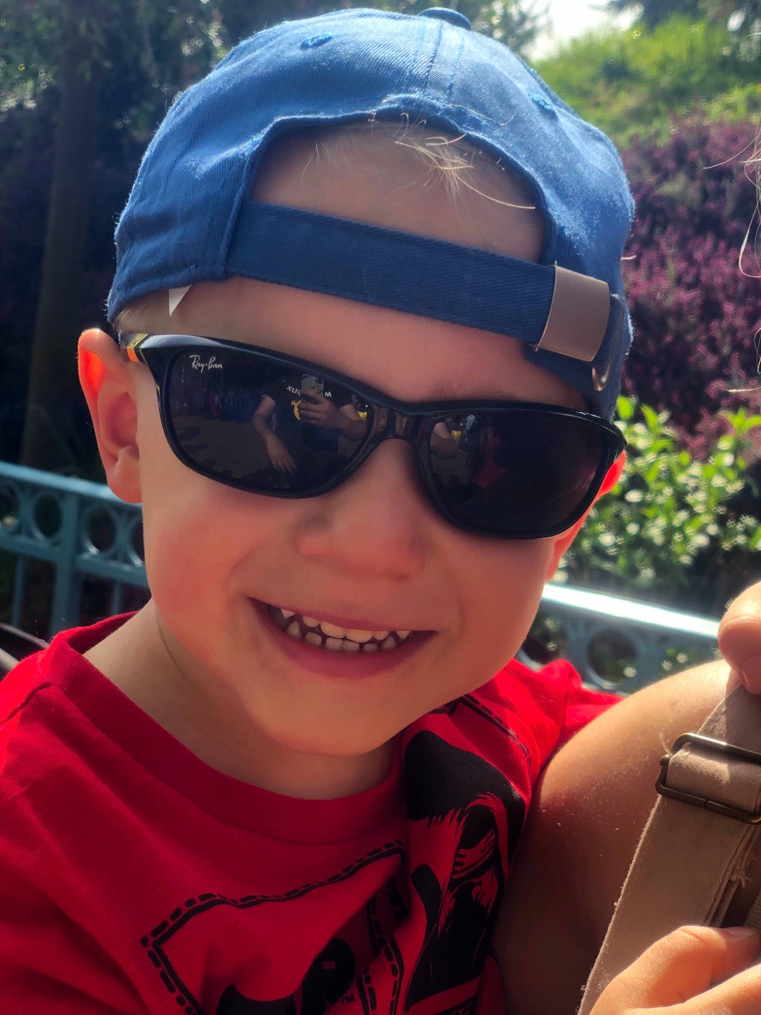 Timaë participe au concours pour gagner de l'argent avec cette photo : cap, cool, eyewear, fashion_accessory, glasses, goggles, headgear, headwear, joy, person, personal_protective_equipment, sunglasses, vacation, vision_care