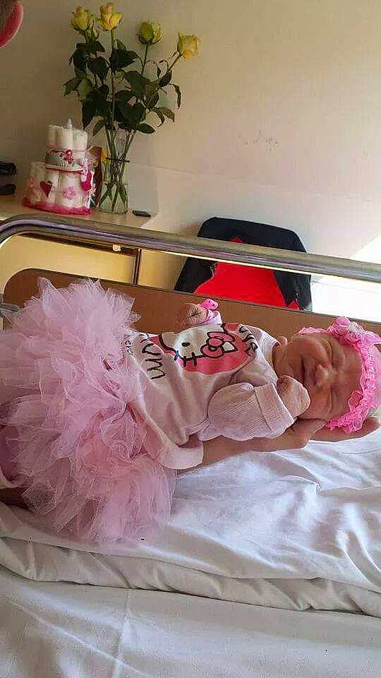 Laura a rejoint le concours — aidez-le/la à gagner de superbes lots ! ballet_tutu, bed, bed_sheet, costume, dress, furniture, headpiece, headwear, person, pink, room