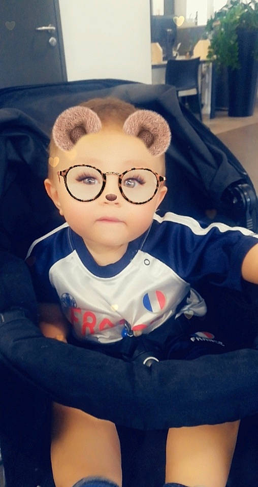 Jordy participe au concours pour gagner de l'argent avec cette photo : black_hair, cheek, child, cool, ear, eyebrow, eyewear, forehead, fun, glasses, head, nose, person, photography, selfie, vision_care