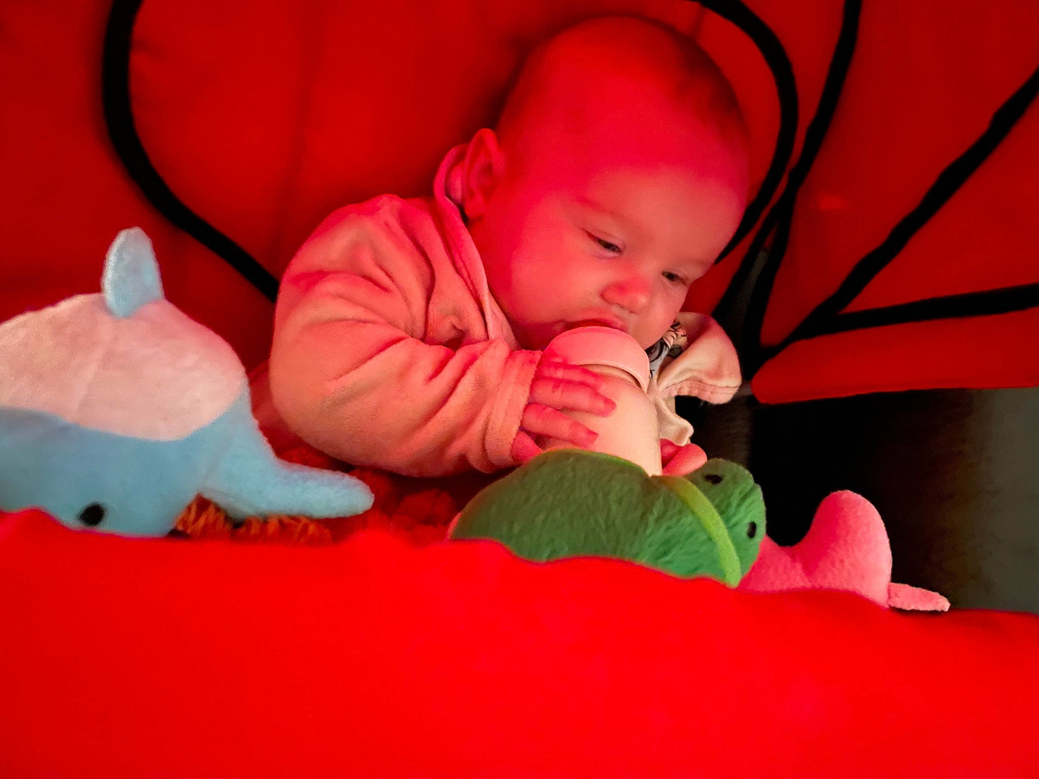 Julia participe au concours pour gagner de l'argent avec cette photo : baby, baby_sleeping, baby_toddler_clothing, child, comfort, facial_expression, finger, fun, grass, happy, human_body, lap, leg, linens, magenta, orange, person, pink, skin, textile