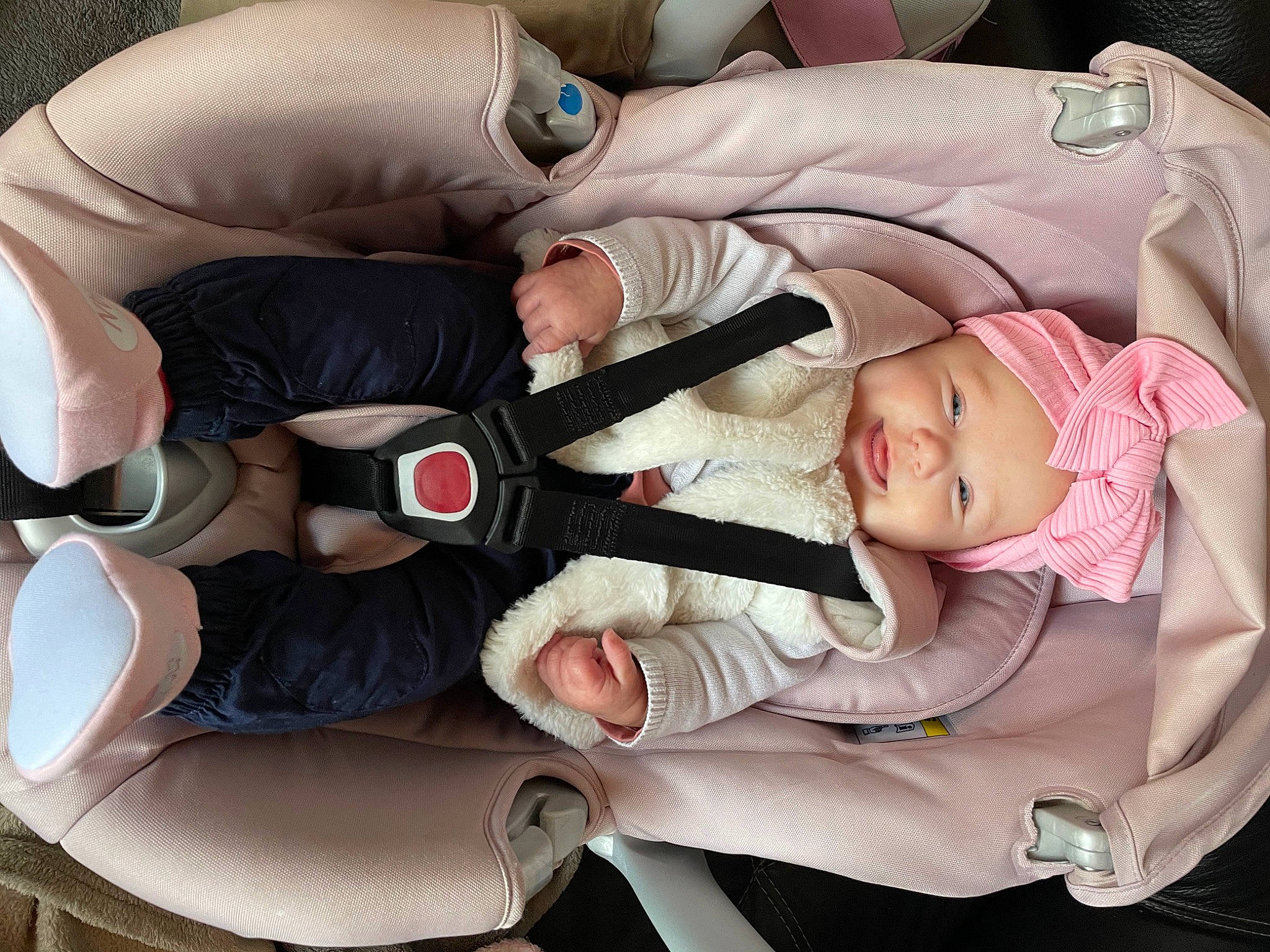 Julia participe au concours pour gagner de l'argent avec cette photo : arm, auto_part, baby, baby_carriage, baby_in_car_seat, baby_products, baby_toddler_clothing, car_seat, child, comfort, finger, hand, headwear, health_care, lap, person, product, service, snapshot, thumb