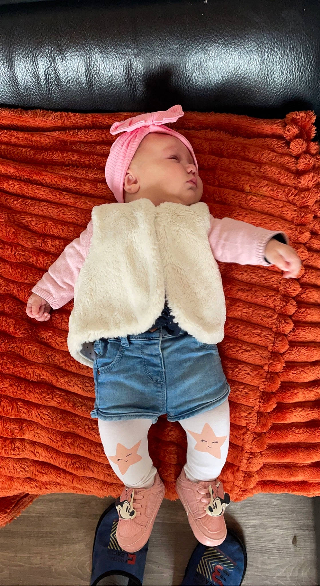 Julia a rejoint le concours — aidez-le/la à gagner de superbes lots ! baby, baby_toddler_clothing, brown_hair, cap, denim, doll, fashion_accessory, fashion_design, fur, headgear, human_leg, knee, leg, linens, pattern, person, sitting, sleeve, sock, thigh