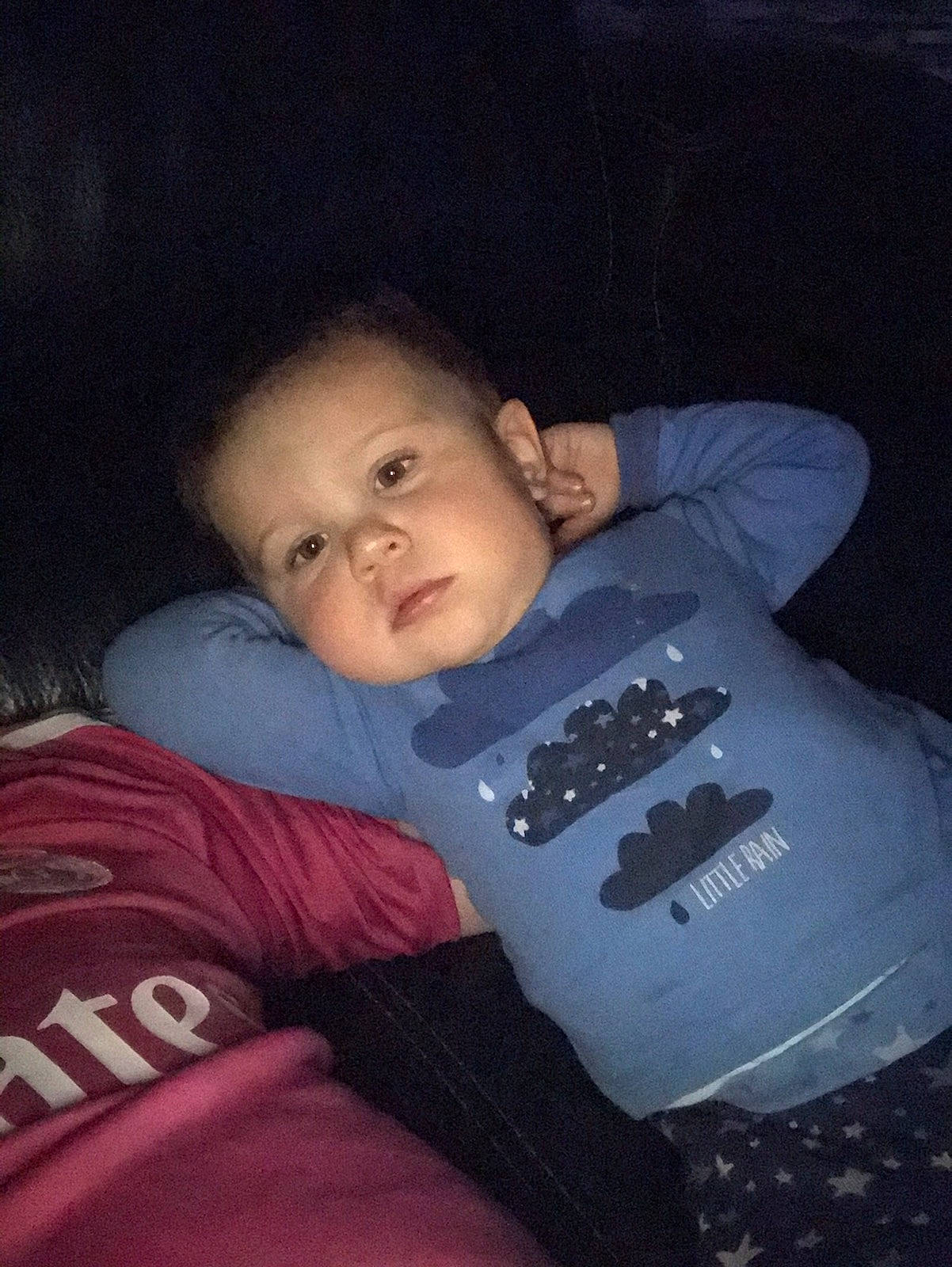 Jordy participe au concours pour gagner de l'argent avec cette photo : arm, baby, cheek, child, cool, head, person, shoe, sitting, space, toddler