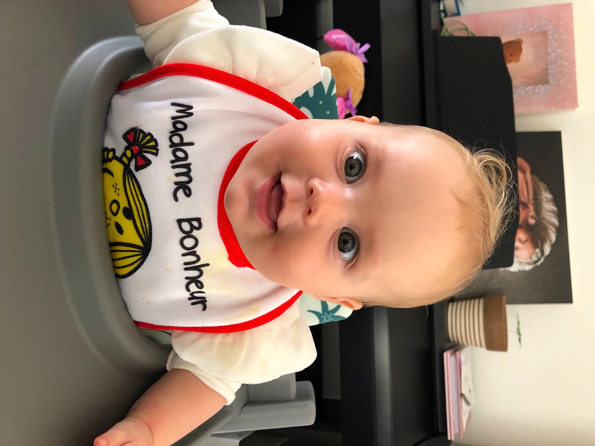 Andrésine participe au concours pour gagner de l'argent avec cette photo : baby, baby_toddler_clothing, carmine, child, costume, eyelash, face, hat, headgear, person, product, room, sleeve, toddler