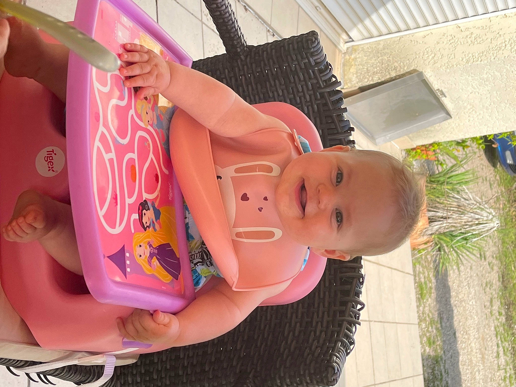 Andrésine a rejoint le concours — aidez-le/la à gagner de superbes lots ! baby_products, baby_toddler_clothing, child, fashion_accessory, finger, fun, grass, hand, happy, hat, house, joy, leisure, magenta, nail, person, pink, plant, room, skin