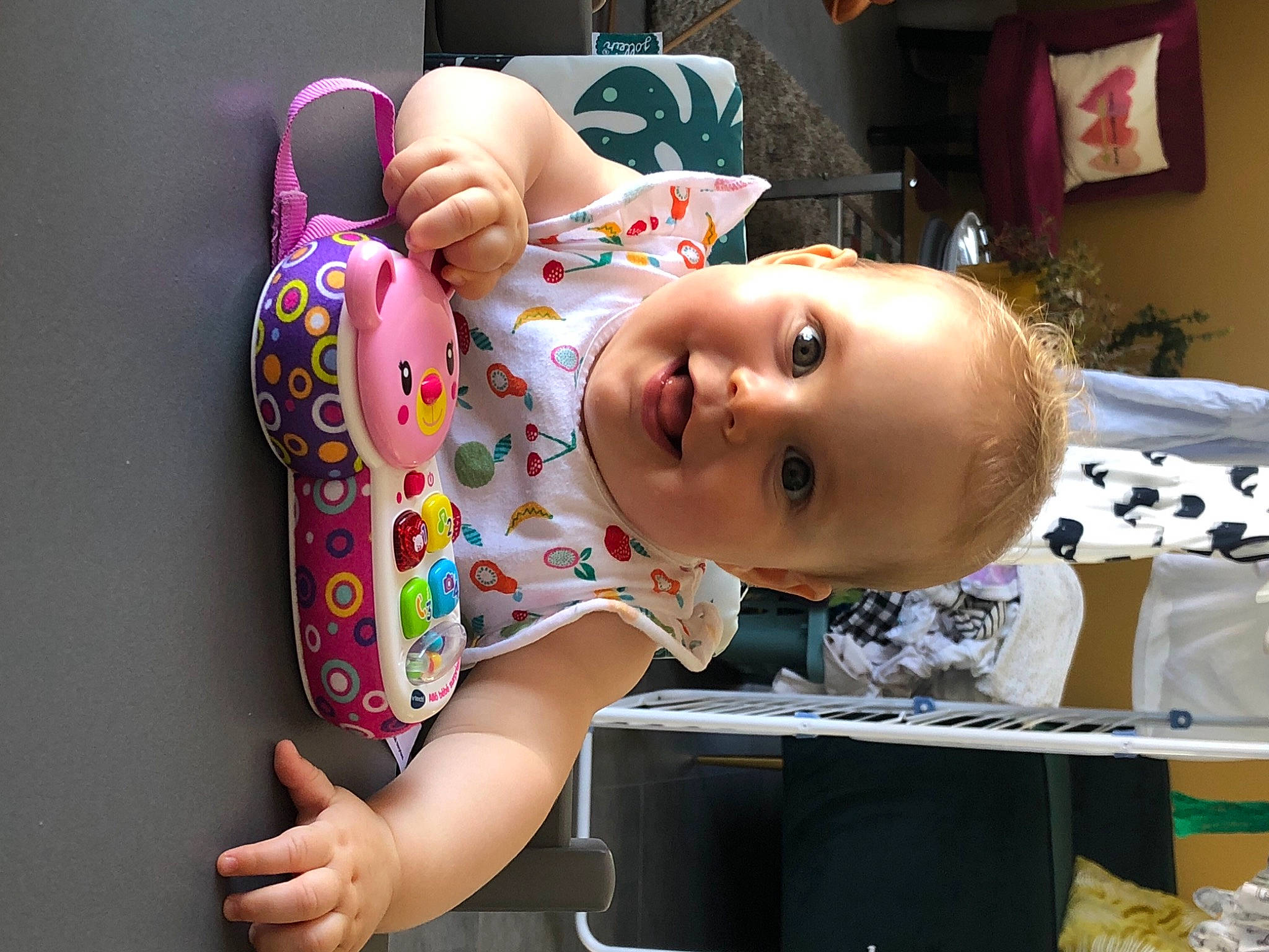 Andrésine a rejoint le concours — aidez-le/la à gagner de superbes lots ! baby, baby_products, baby_toddler_clothing, baby_toys, cheek, child, eye, fun, happy, houseplant, joy, magenta, mouth, nose, person, play, room, sitting, smile, t_shirt