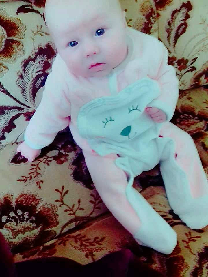 Juliana a rejoint le concours — aidez-le/la à gagner de superbes lots ! child, eye, girl, infant, iris, person, pink, product, skin, toddler