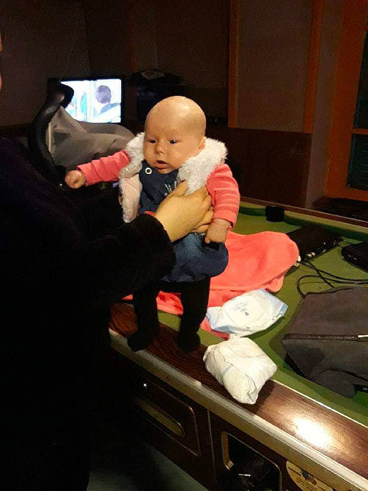 Juliana participe au concours pour gagner de l'argent avec cette photo : arm, child, fun, furniture, indoor_games_and_sports, infant, person, play, product, sitting, toddler