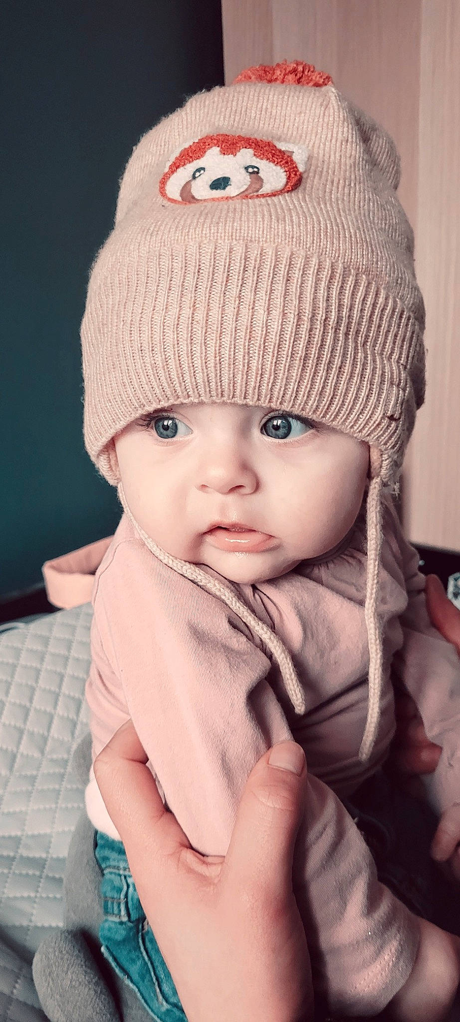 Héléana a rejoint le concours — aidez-le/la à gagner de superbes lots ! baby, baby_toddler_clothing, beanie, cap, cheek, child, cool, costume_hat, eye, fashion_accessory, gesture, head, headgear, headwear, knit_cap, lip, person, pink, sleeve, toddler