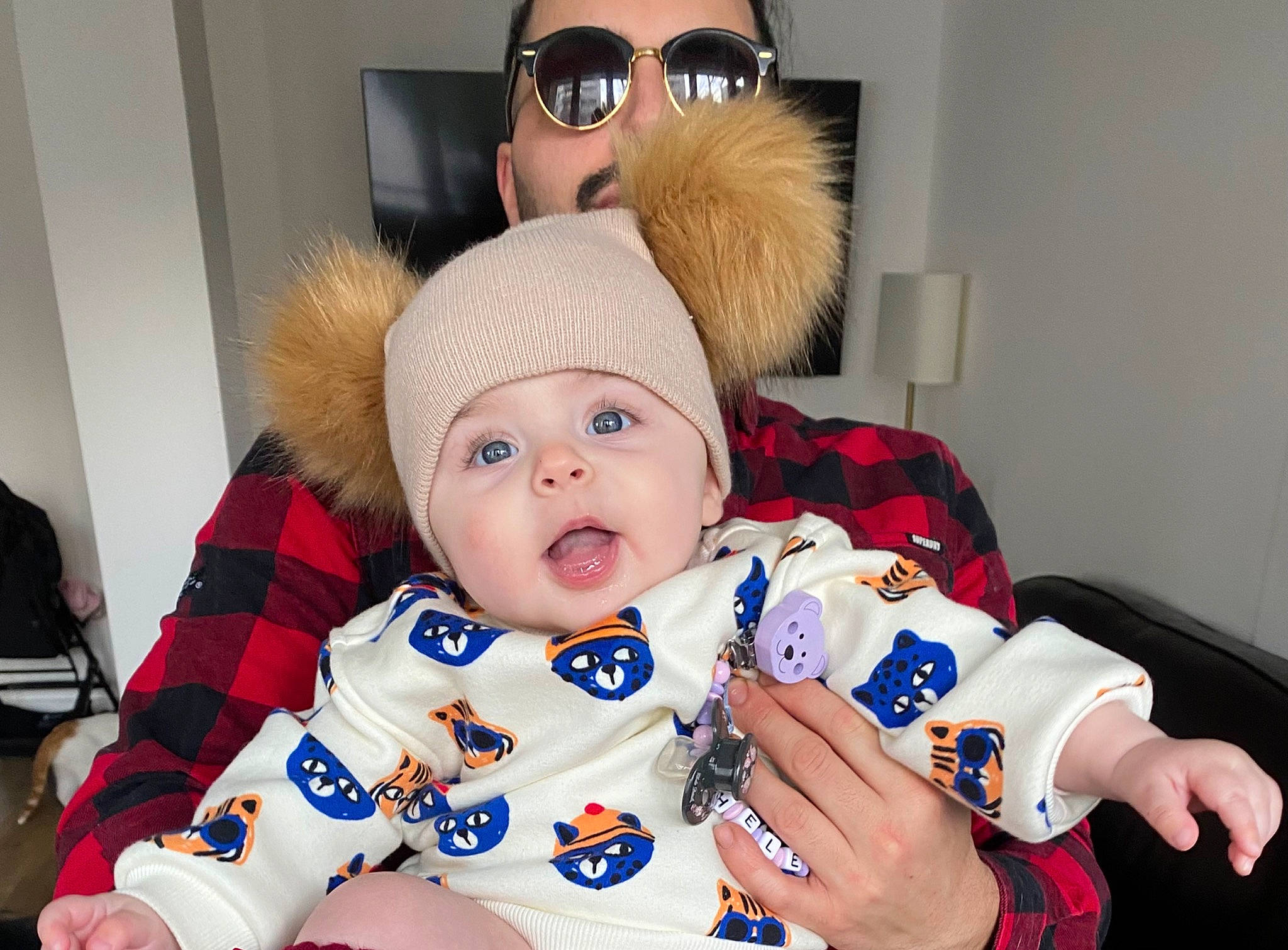 Héléana a rejoint le concours — aidez-le/la à gagner de superbes lots ! baby, baby_toddler_clothing, cap, cheek, child, comfort, eye, eyelash, finger, fun, goggles, happy, headgear, headwear, lip, nose, person, skin, sleeve, sunglasses