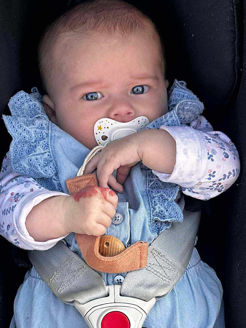 Gabrielle a rejoint le concours — aidez-le/la à gagner de superbes lots ! baby, infant, car_seat, pacifier, blue_eyes, hand, clothing, lace, floral_pattern, safety_belt, close_up, child, cute, person, young_child, portrait, indoor, secure, seat_belt, holding