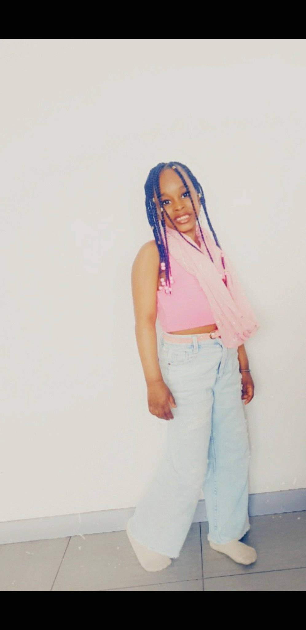 Raby participe au concours pour gagner de l'argent avec cette photo : abdomen, belt, blazer, eyewear, fashion_design, fashion_model, gesture, jeans, joy, knee, leg, long_hair, neck, person, shoulder, sleeve, sportswear, street_fashion, t_shirt, thigh