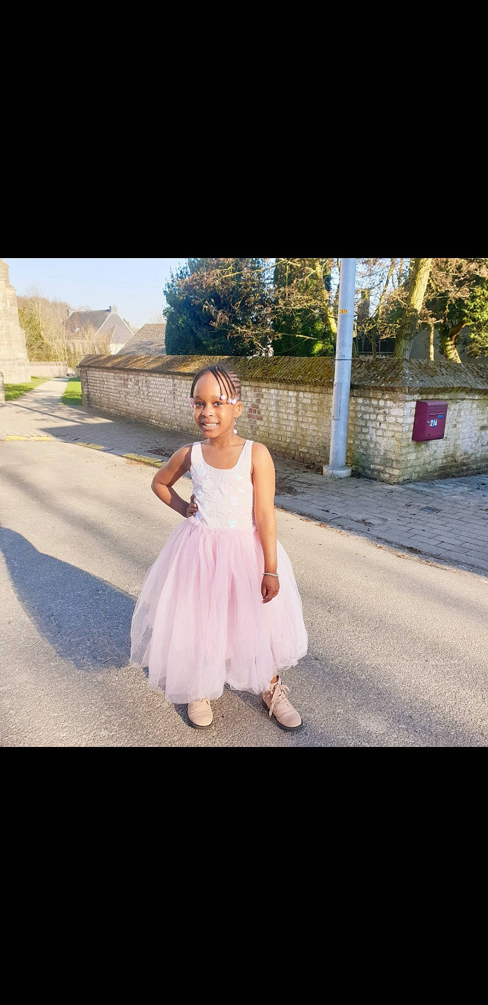 Raby participe au concours pour gagner de l'argent avec cette photo : blond, bridal_party_dress, clothing, day_dress, fashion_design, flash_photography, formal_wear, gown, grass, hairstyle, happy, joy, leisure, magenta, person, pink, plant, shoulder, sky, street_fashion