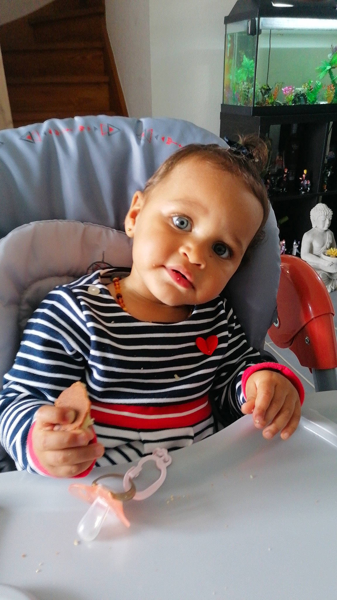 Jordane a rejoint le concours — aidez-le/la à gagner de superbes lots ! arm, baby, baby_toddler_clothing, cheek, child, comfort, eye, flooring, fun, hairstyle, happy, mouth, person, room, sitting, skin, sleeve, standing, t_shirt, thumb