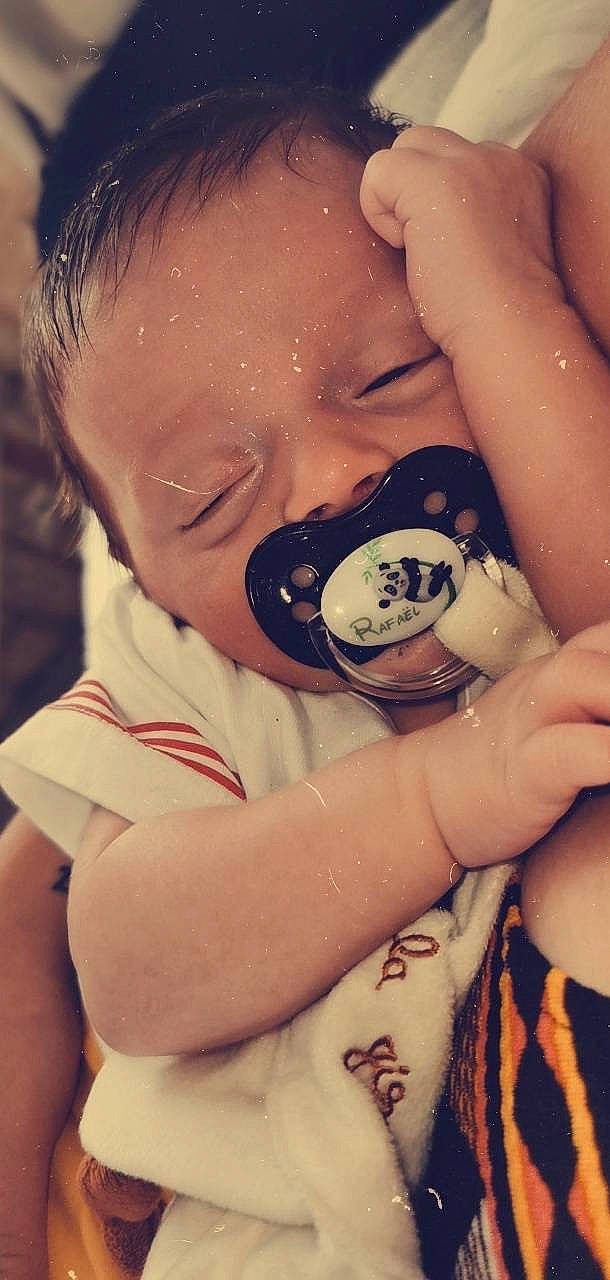 Rafaël a rejoint le concours — aidez-le/la à gagner de superbes lots ! baby, black_hair, cheek, child, nail, person, toddler