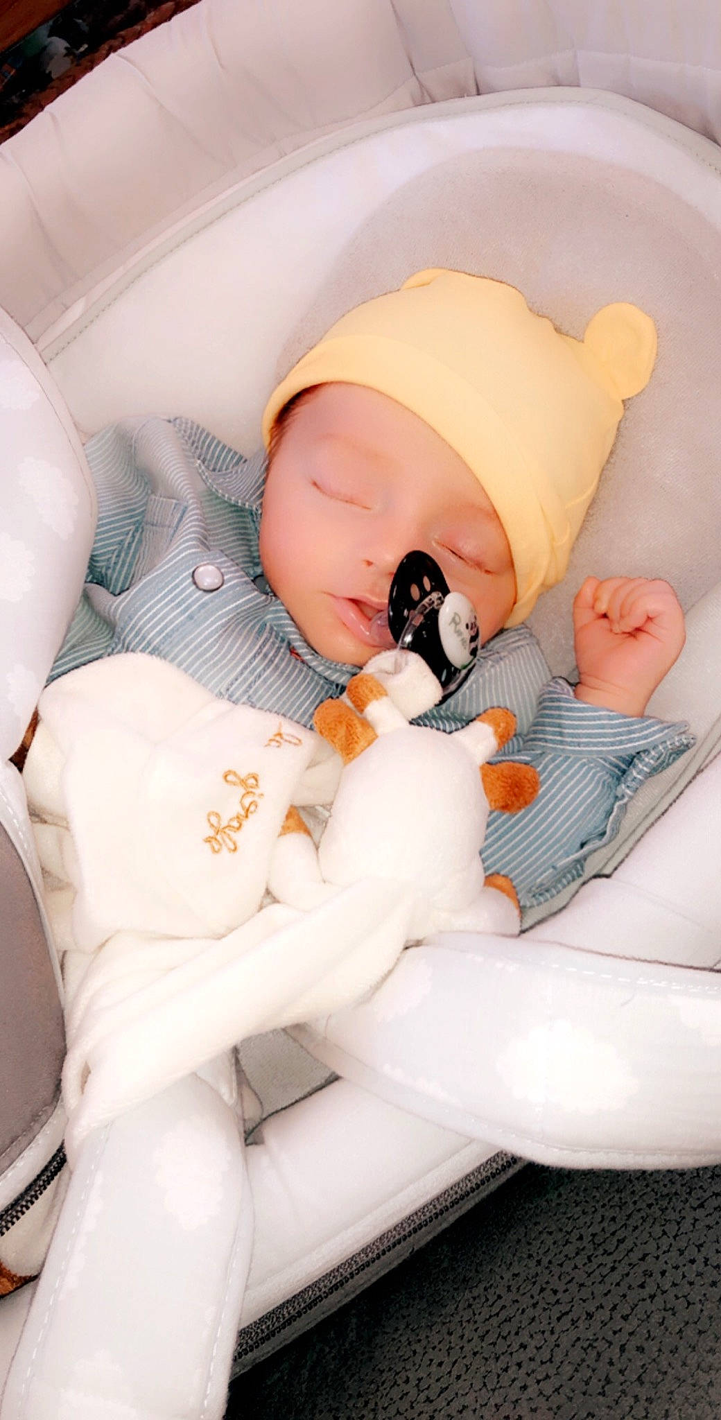 Rafaël participe au concours pour gagner de l'argent avec cette photo : baby, baby_sleeping, birth, child, comfort, nap, person, sleep, toddler