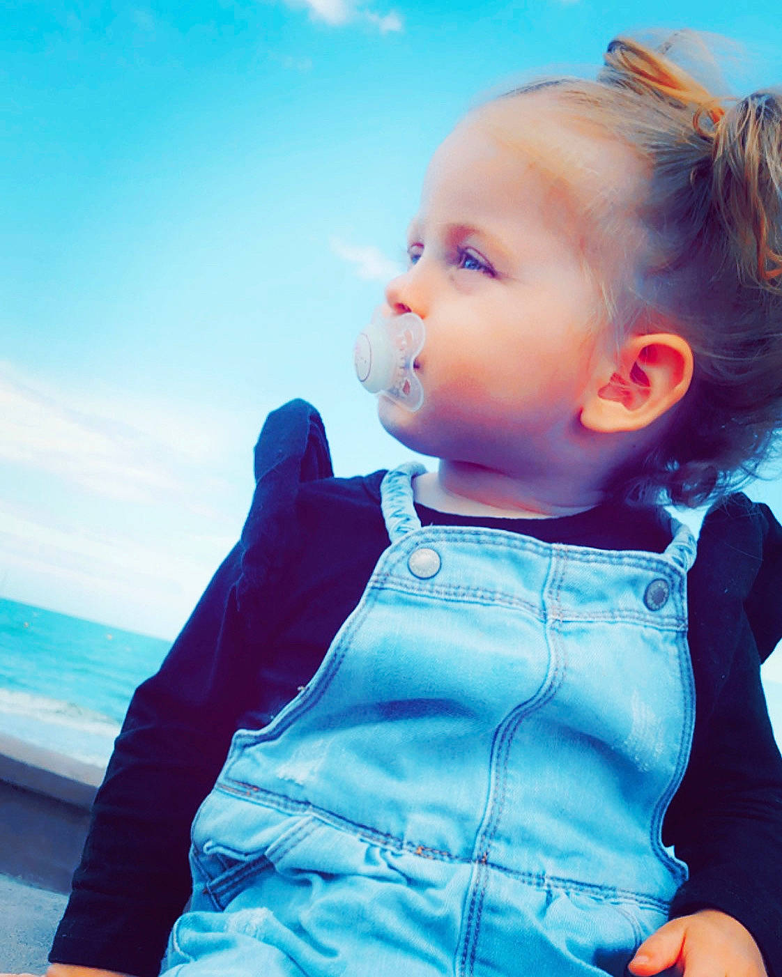 Kamillia participe au concours pour gagner de l'argent avec cette photo : baby, blue, cheek, child, fun, happy, leisure, nose, person, photography, play, sky, summer, sunlight, toddler, vacation, water