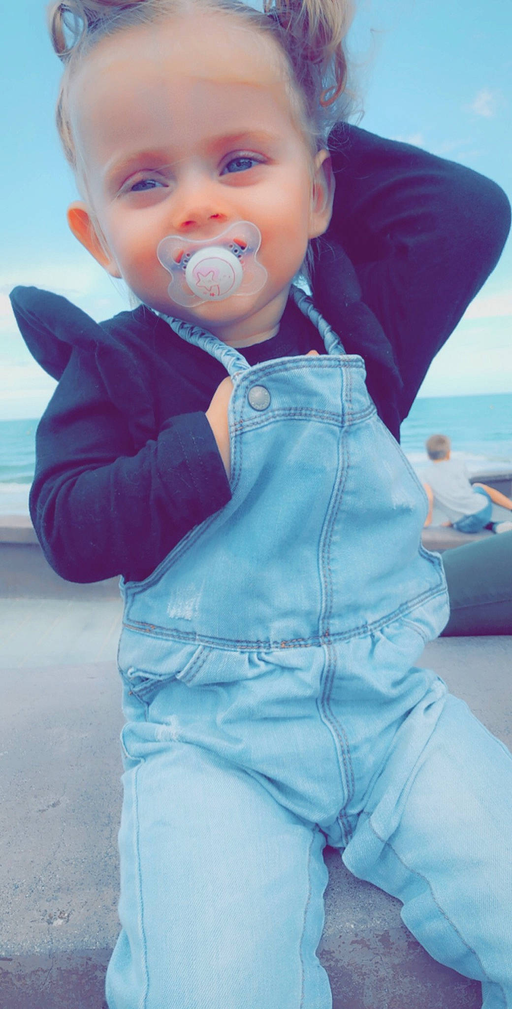 Kamillia a rejoint le concours — aidez-le/la à gagner de superbes lots ! baby, blue, cheek, child, outerwear, person, skin, sleeve, smile, standing, toddler