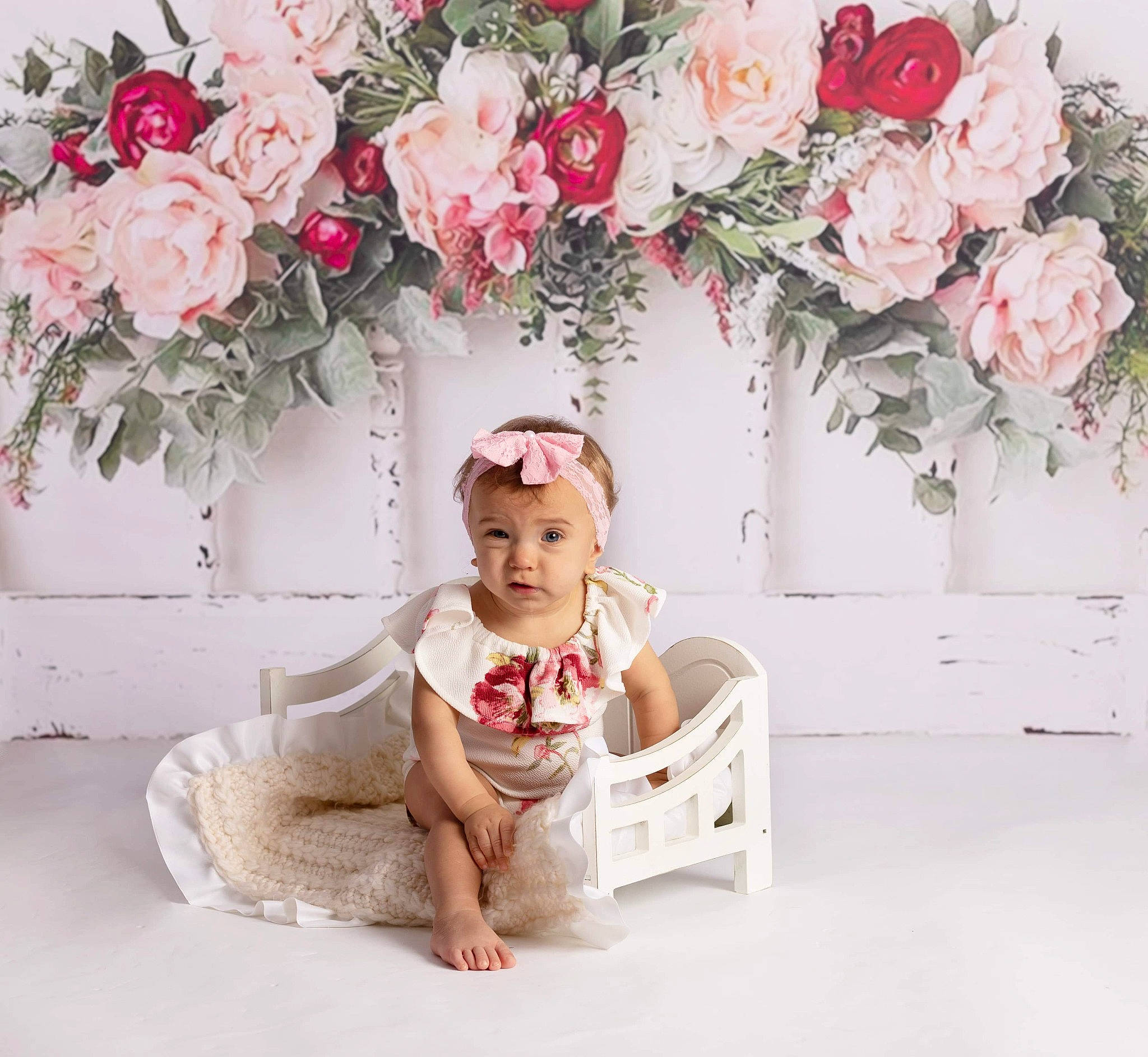 Victoire participe au concours pour gagner de l'argent avec cette photo : artificial_flower, baby, baby_toddler_clothing, chair, cut_flowers, dress, flower, flower_arranging, happy, hybrid_tea_rose, magenta, person, petal, pink, plant, rose, shrub, textile, toddler, white
