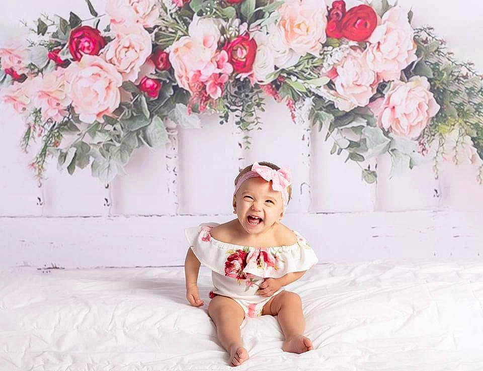 Victoire a rejoint le concours — aidez-le/la à gagner de superbes lots ! artificial_flower, baby_toddler_clothing, barefoot, cut_flowers, floral_design, flower, flowering_plant, garden_roses, hair_accessory, headpiece, headwear, hybrid_tea_rose, illustration, paint, peach, person, petal, photography, pink, rose