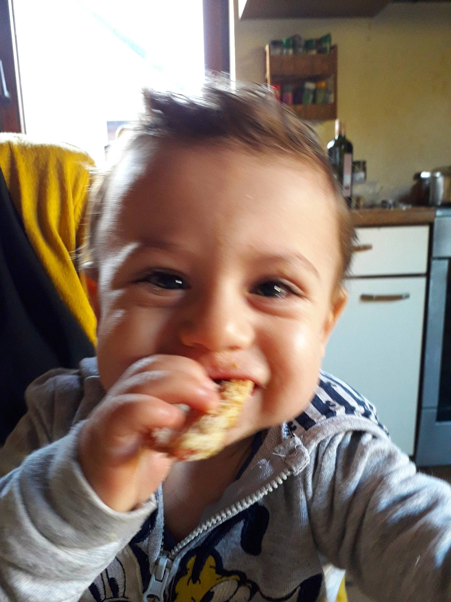 Elyo a rejoint le concours — aidez-le/la à gagner de superbes lots ! boy, cheek, child, chin, ear, eating, eyebrow, face, finger, forehead, hairstyle, head, infant, mouth, nose, person, skin, smile, toddler, tooth