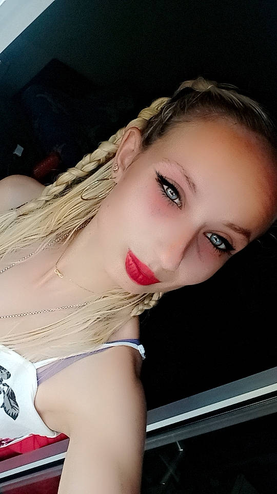 Marion Lynna a rejoint le concours — aidez-le/la à gagner de superbes lots ! black_hair, brassiere, cheek, chest, eye, eyebrow, eyelash, flash_photography, human_leg, lingerie, lip, lipstick, long_hair, mouth, navel, person, skin, thigh, trunk, undergarment