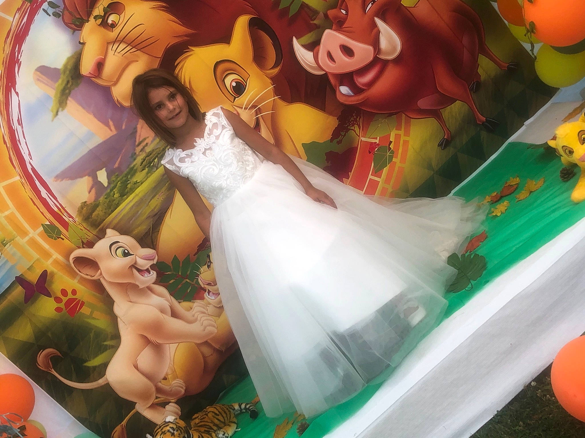 Chelsea participe au concours pour gagner de l'argent avec cette photo : animated_cartoon, animation, art, cg_artwork, event, fiction, fictional_character, fun, happy, illustration, joy, leisure, mythical_creature, mythology, person, picture_frame, recreation, room, smile, snapshot