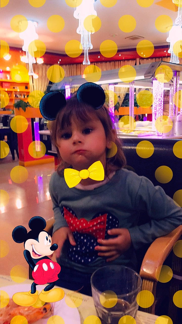 Chelesa participe au concours pour gagner de l'argent avec cette photo : black_hair, child, fun, happy, leisure, party_supply, person, play, smile, snapshot, stuffed_toy, toddler, toy, yellow