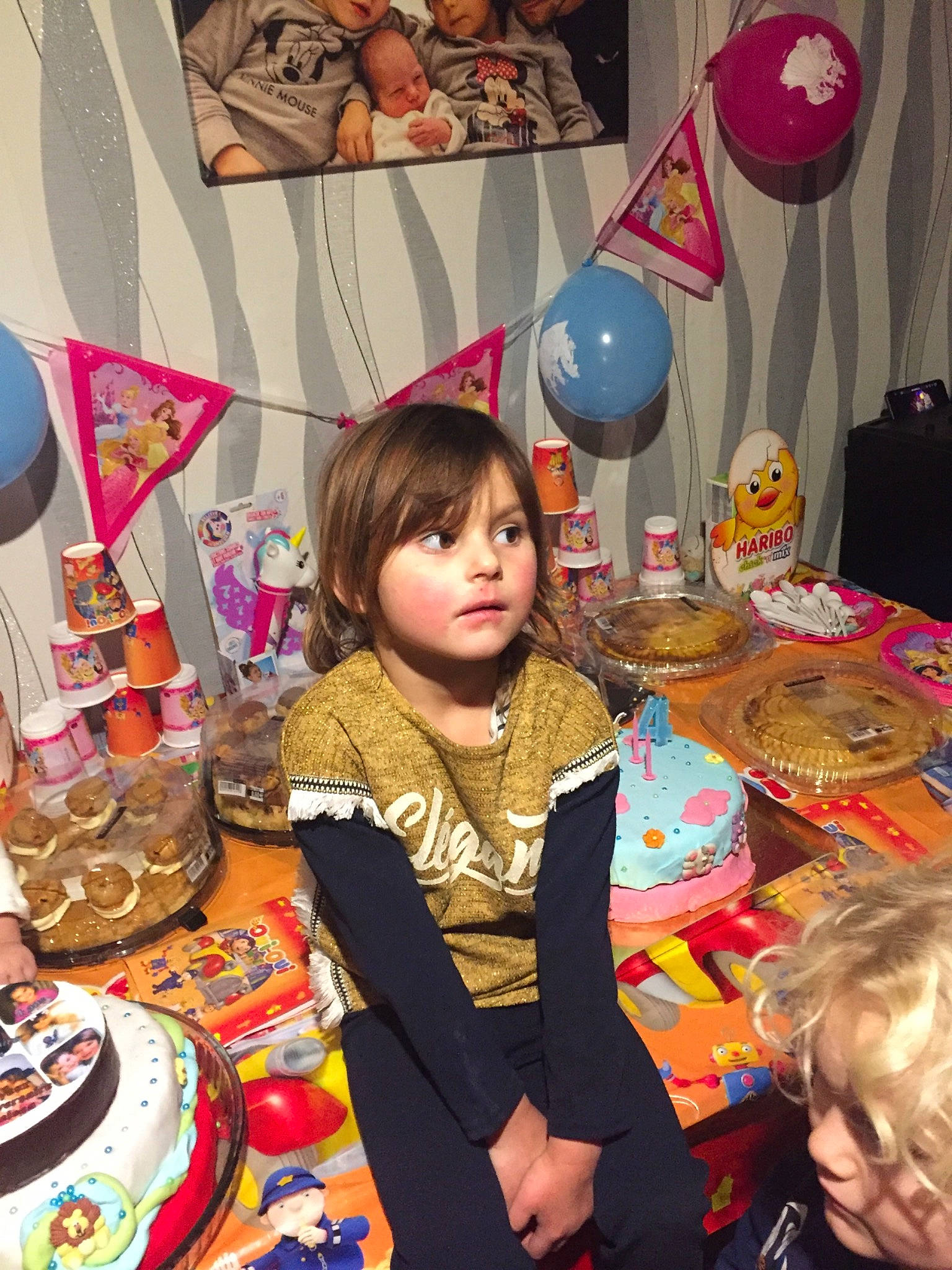 Chelesa participe au concours pour gagner de l'argent avec cette photo : art, birthday, child, lighting_accessory, party, party_supply, person, pink, room, toddler