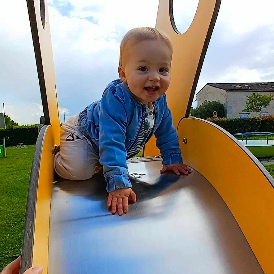 Noah participe au concours pour gagner de l'argent avec cette photo : baby, babycrawling, babylaughing, boat, crawling, face, happy, head, outdoorplayarea, outdoors, person, playarea, sitting, sliding, transportation, vehicle