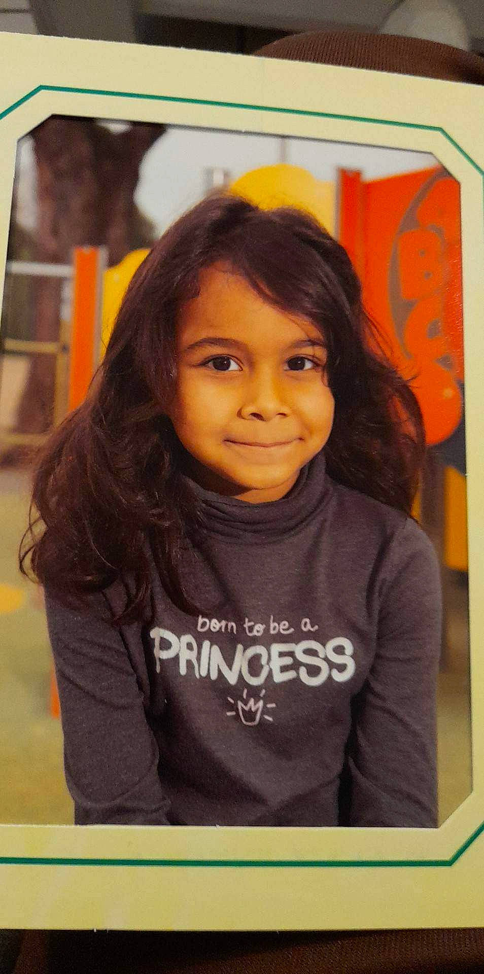 Eleana participe au concours pour gagner de l'argent avec cette photo : cheek, child, chin, event, eyebrow, forehead, fun, hair, hair_coloring, happy, hoodie, joy, long_hair, long_sleeved_t_shirt, person, portrait_photography, recreation, sleeve, smile, t_shirt