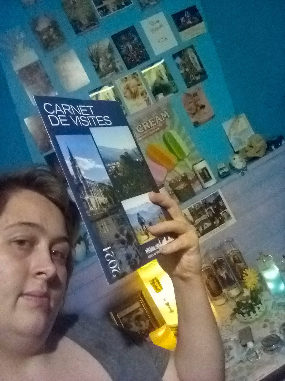 Allison a rejoint le concours — aidez-le/la à gagner de superbes lots ! advertising, beauty, cloud, cool, drink, eyewear, font, glass, happy, material_property, metal, nail, person, photograph, publication, room, selfie, sky, snapshot, square