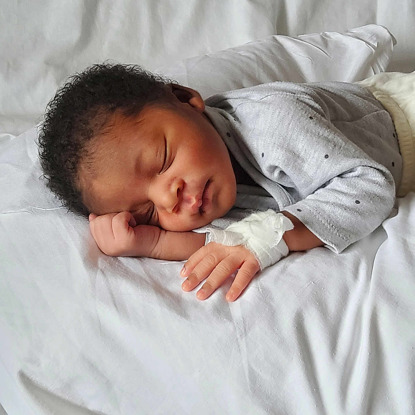 Andy Thomas a rejoint le concours — aidez-le/la à gagner de superbes lots ! baby, blanket, child, closeup, cozy, curly_hair, cute, face, grey_clothing, hand, hospital_bandage, indoors, infant, newborn, peaceful, portrait, resting, sleeping, soft_light, white_bed