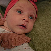 Cataleya a rejoint le concours — aidez-le/la à gagner de superbes lots ! baby, infant, headband, pink, bow, closeup, face, eyes, curious, blanket, green, texture, clothing, ruffle, floral, cute, child, person, portrait, soft