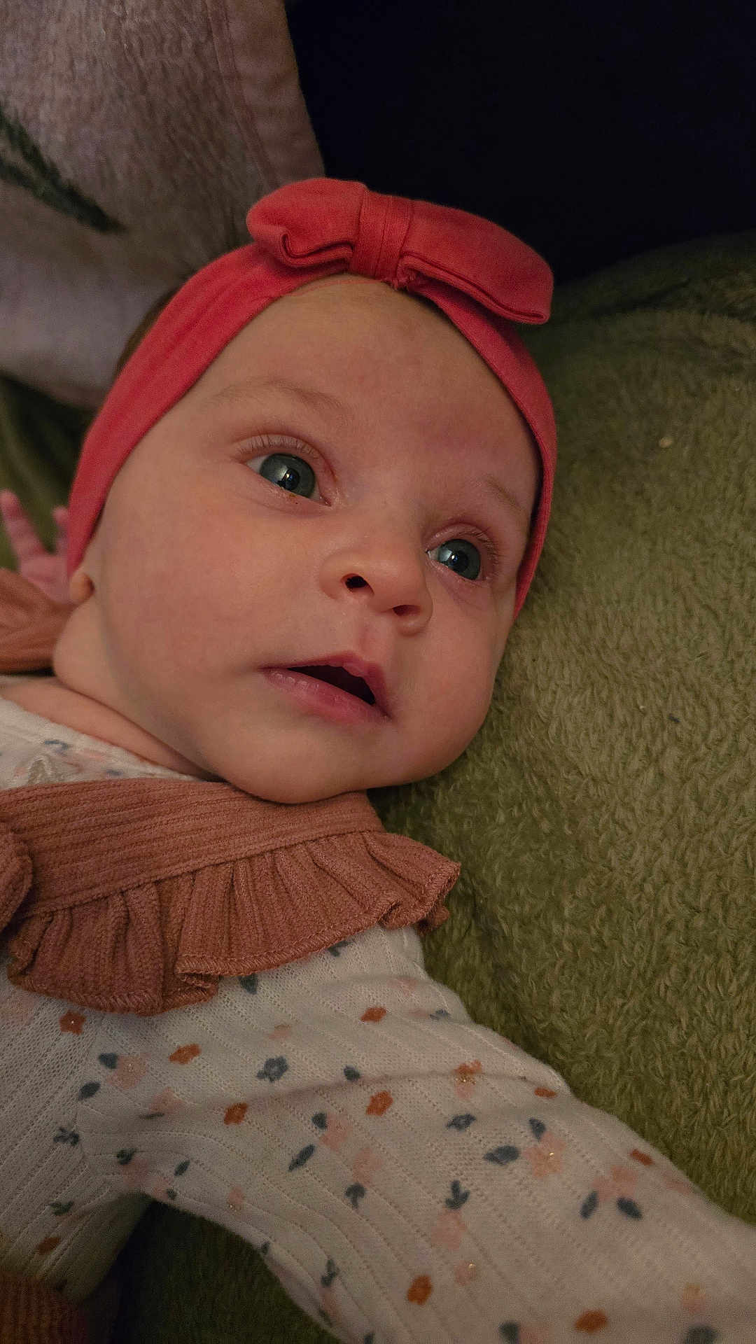 Cataleya a rejoint le concours — aidez-le/la à gagner de superbes lots ! baby, infant, headband, pink, bow, closeup, face, eyes, curious, blanket, green, texture, clothing, ruffle, floral, cute, child, person, portrait, soft