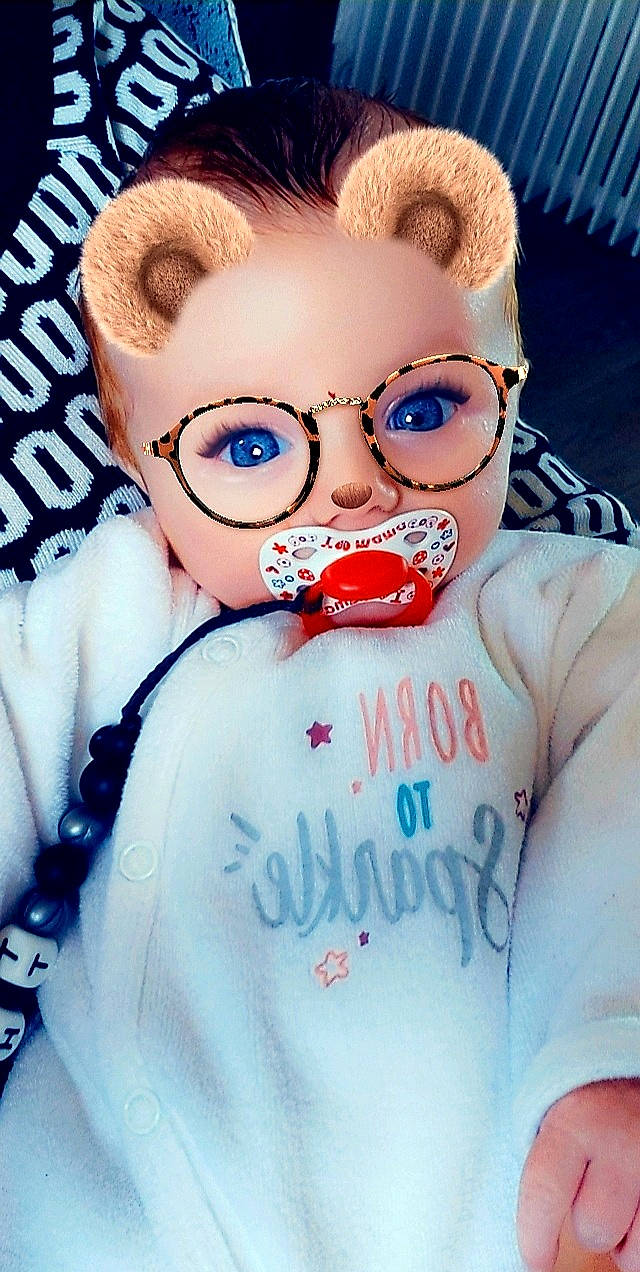 Thiago participe au concours pour gagner de l'argent avec cette photo : beard, cap, doll, electric_blue, eye, eyebrow, eyelash, eyewear, finger, font, forehead, fun, fur, glasses, happy, jaw, person, personal_protective_equipment, selfie, toy